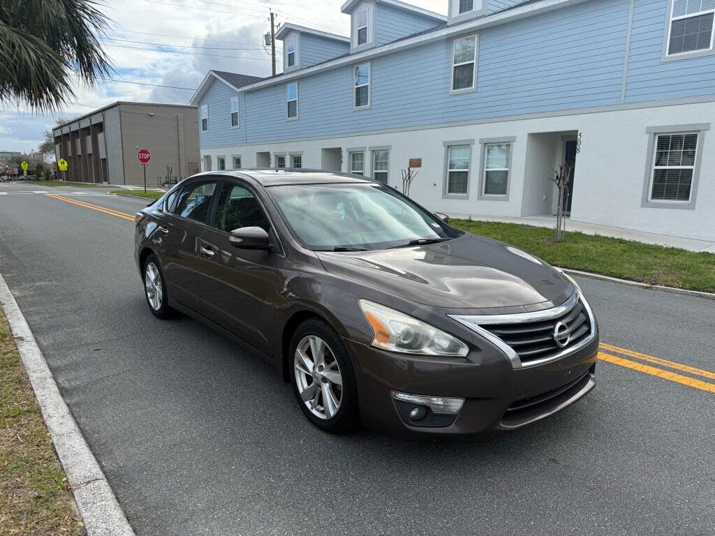 2015 Nissan Altima SV front driver-side angle