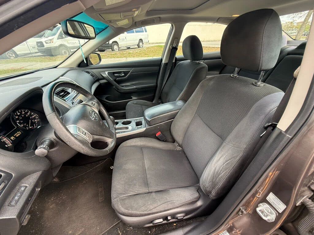 2015 Nissan Altima SV front seat interior