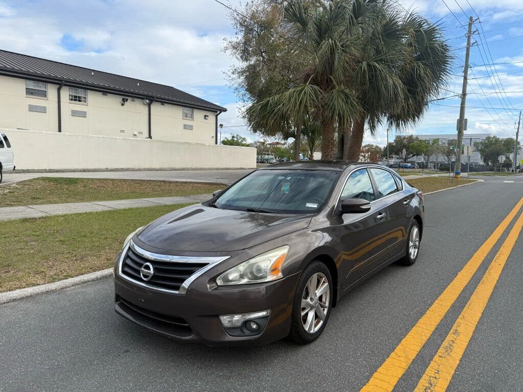 2015 Nissan Altima SV front three-quarter exterior