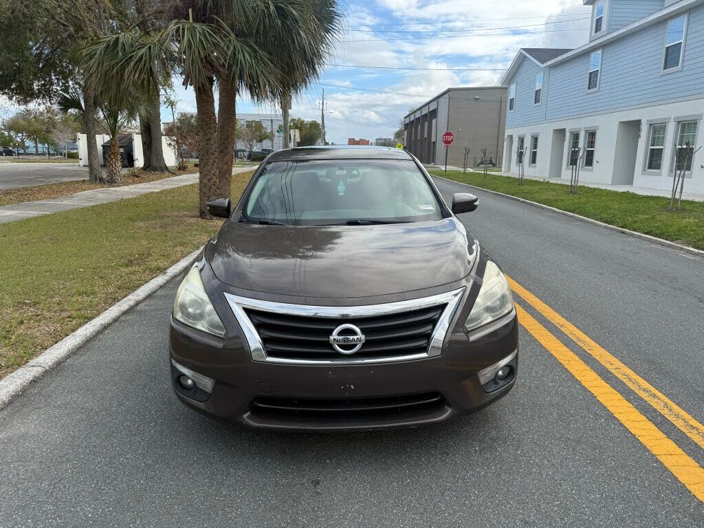 2015 Nissan Altima SV front view